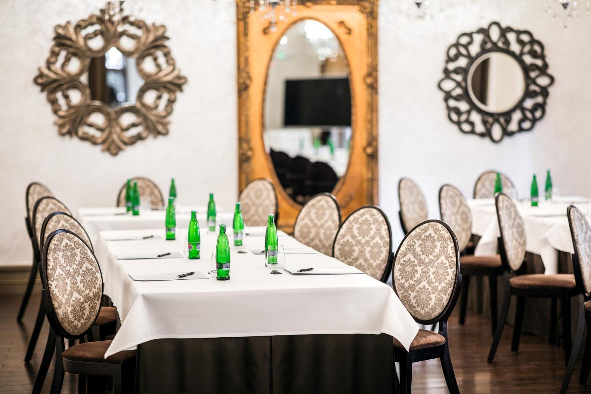 Grand Palace Brno Bagian luar foto The meeting room