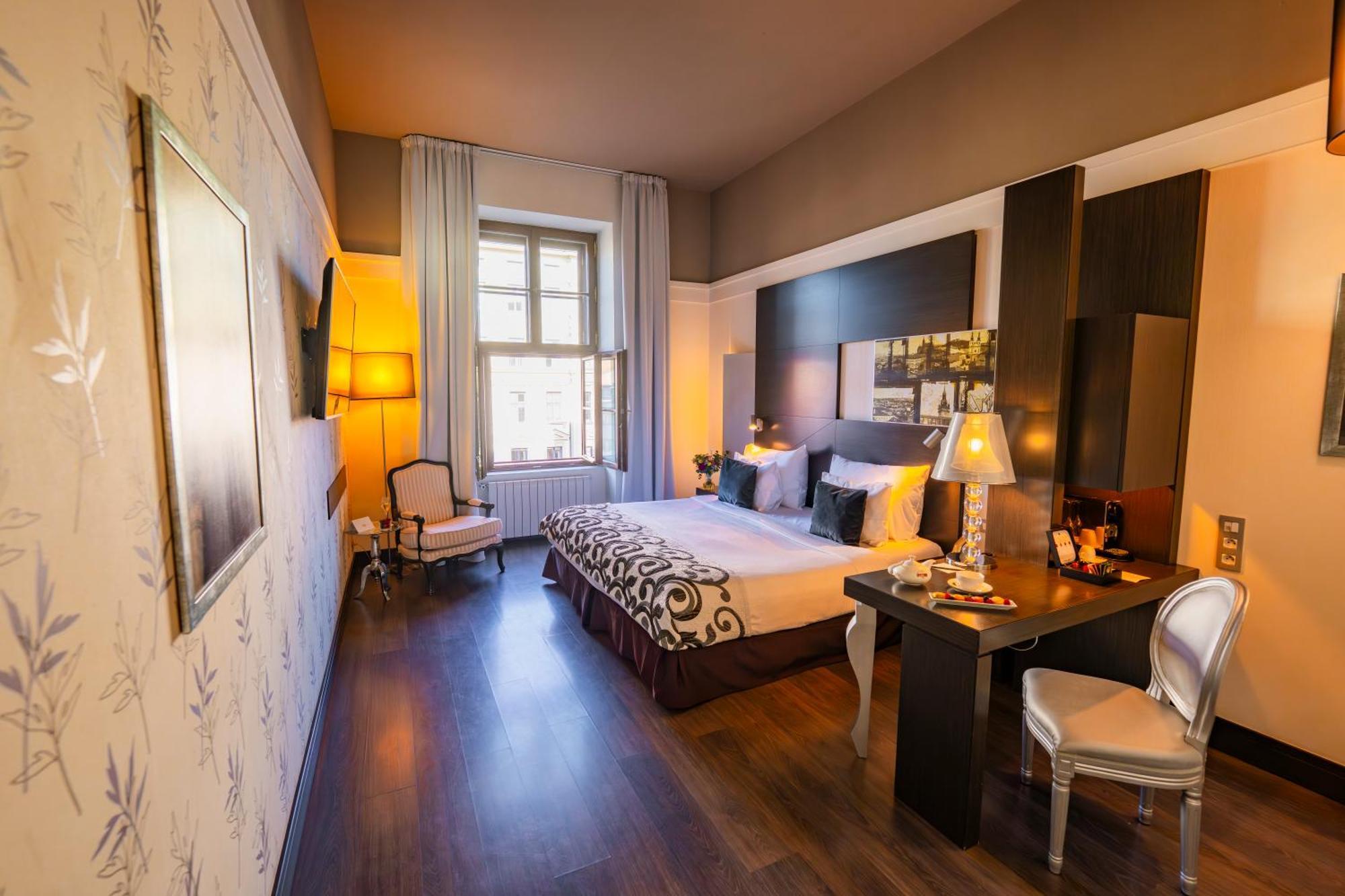 Grand Palace Brno Ruang foto A room at the hotel